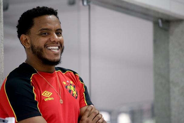 Rithely teve uma manhã agitada no CT do Sport. Ainda sem treinar, o jogador esteve nas instalações do clube para realizar exames fisiológicos junto ao preparador do clube, Inaldo Freire. Depois, apareceu no campo para cumprimentar os companheiros e assistir a movimentação comandada pelo técnico Guto Ferreira. Por fim, concedeu entrevista coletiva, onde abordou o retorno ao clube - confira na íntegra acessando o nosso site