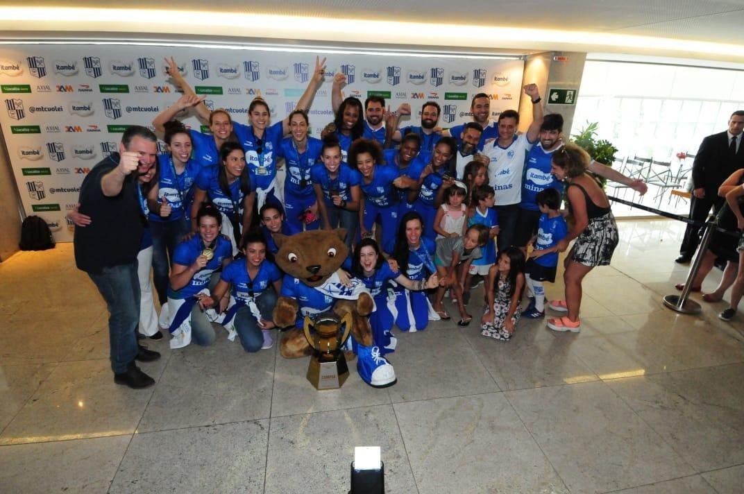 Chegada das campes da Superliga Feminina  sede do Minas, em Belo Horizonte. Em seguida, eles foram recepcionadas pelo presidente, por diretores e patrocinadores. Houve at brinde com champanhe