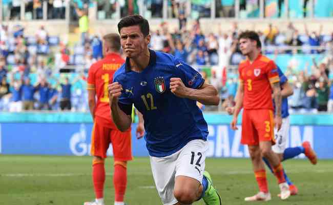 Matteo Pessina comemora gol da vitria italiana em Roma