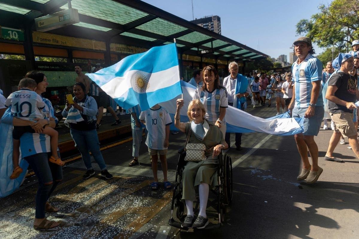 Multido festeja, no Centro de Buenos Aires, o tri mundial da Argentina conquistado na Copa do Catar