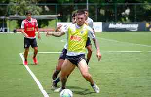 Tardelli treina com bola na Cidade do Galo