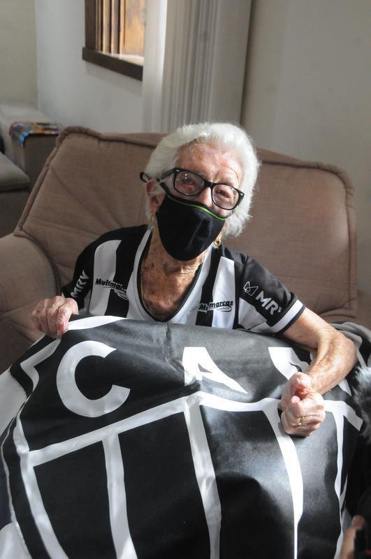 Ana C�ndida de Oliveira Marques, a Vov� do Galo, de 101 anos, ao lado da filha, Maria Aparecida, e dos netos Marcelo e Sabrina