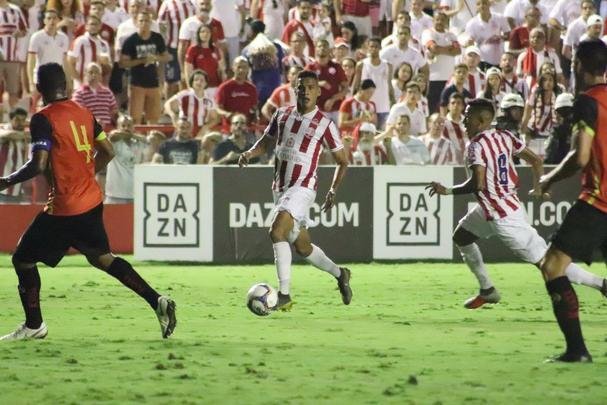 Thiago marca no amargo empate do Náutico nos Aflitos ante o Globo. Partida válida pela Série C foi 2 a 2.