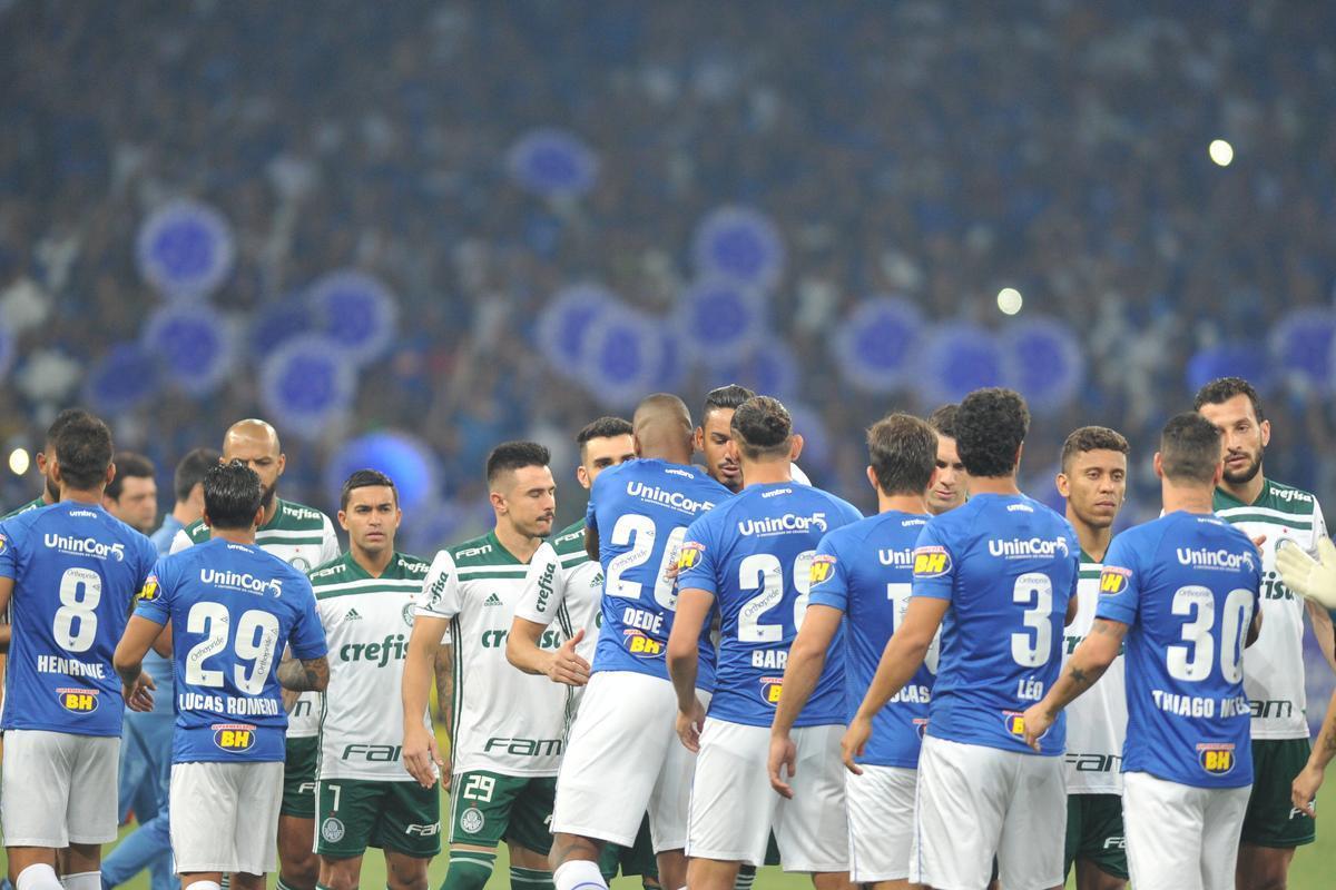 Cruzeiro ampliou sua vantagem no primeiro tempo com gol de Barcos, aos 26 minutos: 1 a 0