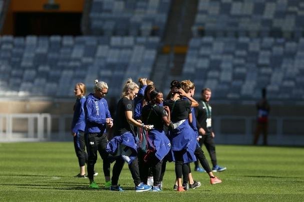 Jogadoras norte-americanas aproveitaram tempo no estdio para tirar fotos no gramado