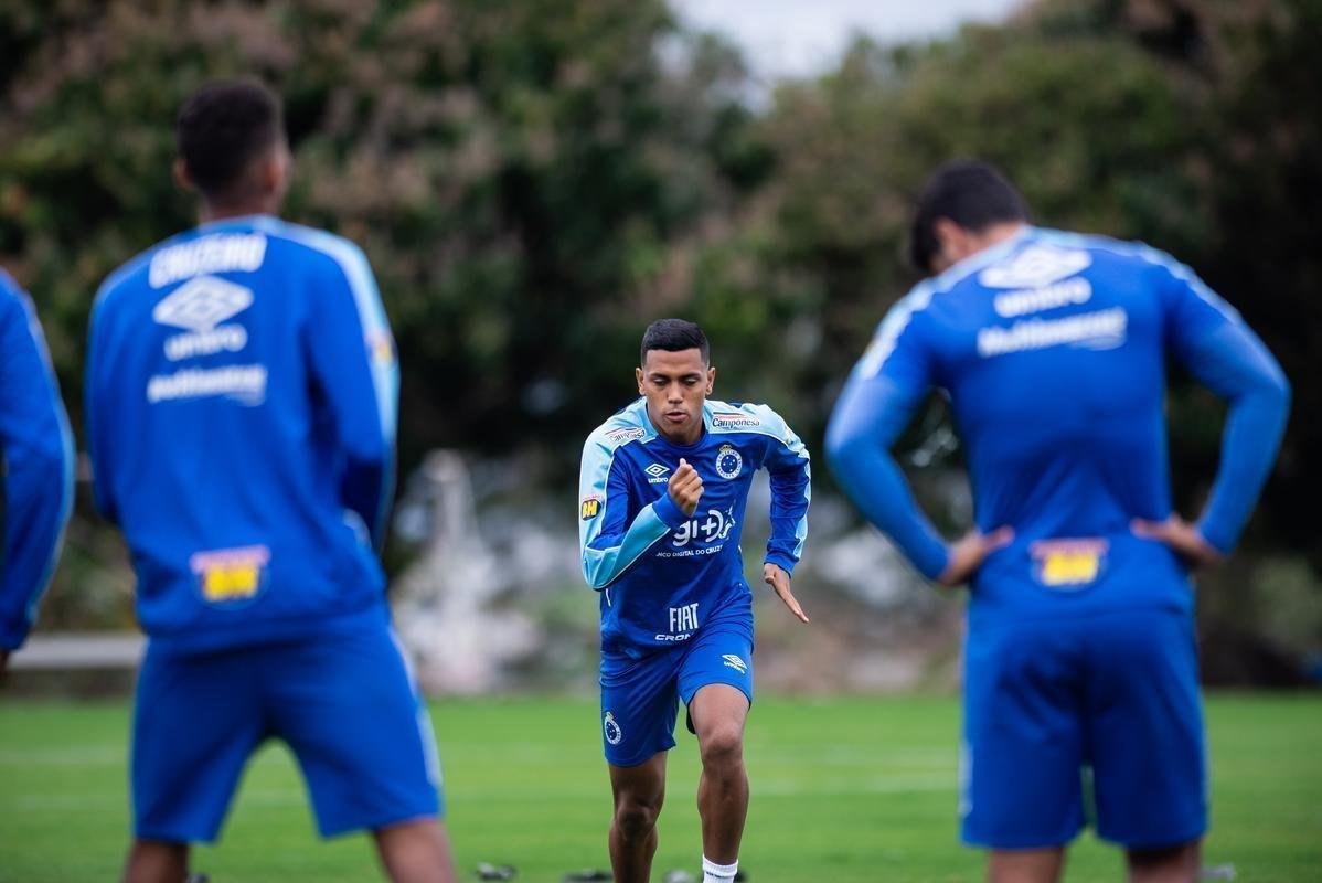Fotos do treino do Cruzeiro na Toca da Raposa II. Time enfrenta o Internacional, nesta quarta-feira, s 21h30, no Mineiro, pela semifinal da Copa do Brasil. Mano Menezes pode apresentar novidades na escalao diante dos gachos.