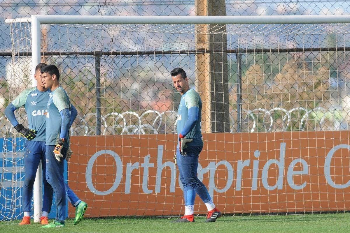 Mano Menezes voltou a fechar treino na Toca da Raposa II e permitiu imagens apenas do aquecimento. O certo  que o treinador voltar a contar com o Cruzeiro ideal diante do Boca Juniors, na quinta-feira, no Mineiro. Todos os atletas esto  disposio para duelo de volta das quartas de final da Libertadores