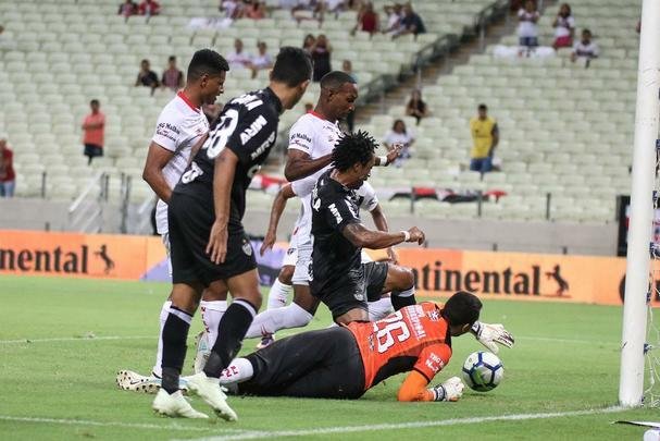 Veja imagens do empate entre Ferroviário-CE e Atlético no Castelão