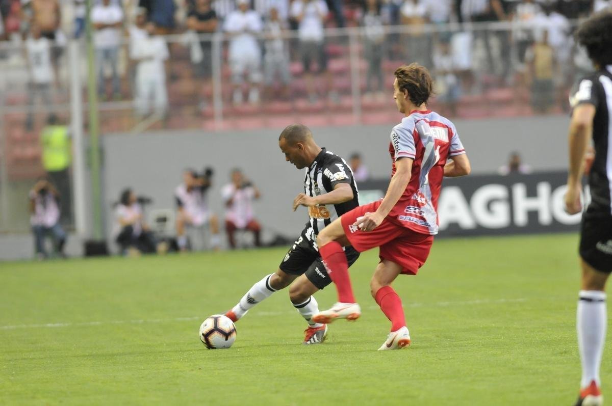 No primeiro tempo, Atltico abriu 3 a 1 no placar, com gols de Luan e Ricardo Oliveira (2)
