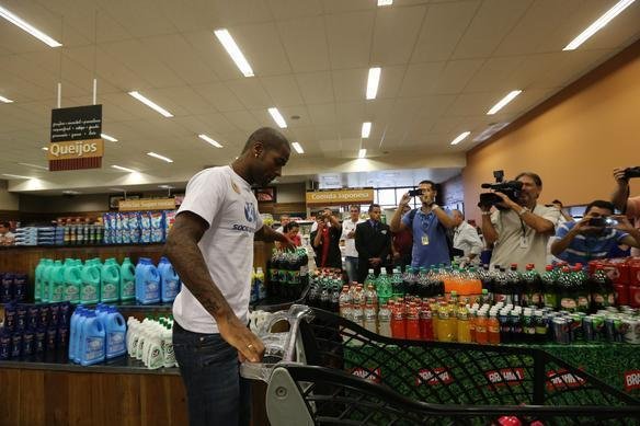 Apresentao do zagueiro Ded ao Cruzeiro. Jogador participou de ao de marketing, foi a supermercado e divulgou programa scio do futebol, que d desconto na compra de produtos  