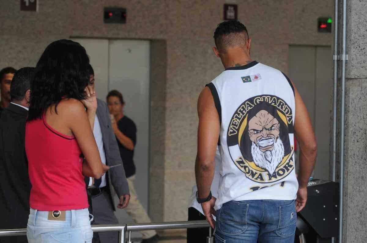 Vestido com camiseta da Galoucura Zona Norte, goleiro esteve nesta quinta-feira no Frum de Santa Luzia, na Regio Metropolitana de Belo Horizonte, para apresentar as garantias de sua liberdade