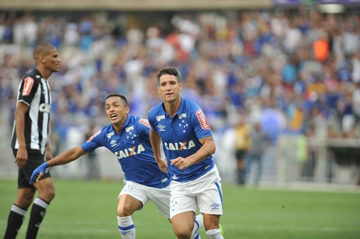 Imagens do primeiro tempo: Cruzeiro abriu o placar com um minuto de jogo, gol de Thiago Neves