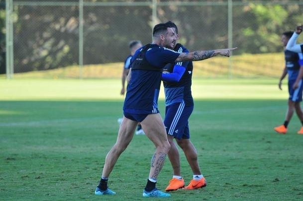 Elenco da Universidad de Chile treinou nesta tera-feira  tarde na Cidade do Galo, em Vespasiano. Time chileno se prepara para enfrentar o Cruzeiro na quinta, s 19h15, no Mineiro, pela Copa Libertadores. Tcnico Angel Guillermo Hoyos ter retornos do zagueiro Jara e do lateral-esquerdo Beausejour