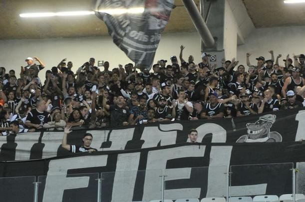 Imagens das torcidas de Cruzeiro e Corinthians no Mineiro