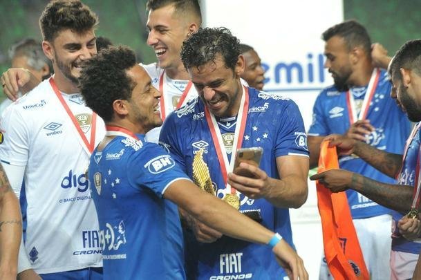 Entrega de medalhas e erguimento da taa: veja a festa do Cruzeiro com o bi do Mineiro