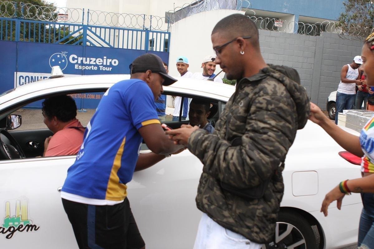 Torcedores do Cruzeiro foram  porta da Toca II apoiar os jogadores na vspera do jogo com o Flamengo