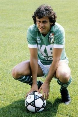 Michel Platini, um dos grandes jogadores de futebol do planeta e ex-presidente da UEFA, utilizou uniformes fabricados pela nova parceira do Atltico quando jogava pelo Saint-tienne.
