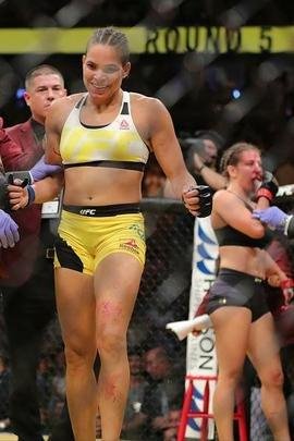 Fotos da grande vitória de Amanda Nunes pelo cinturão do UFC