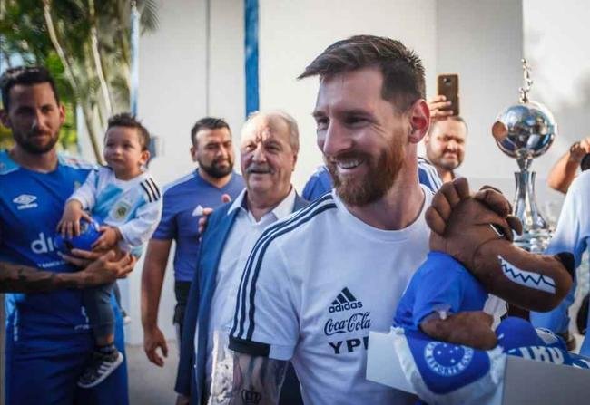 Messi foi recepcionado por Lucas Romero e Ariel Cabral, e ganhou kit do clube para a famlia