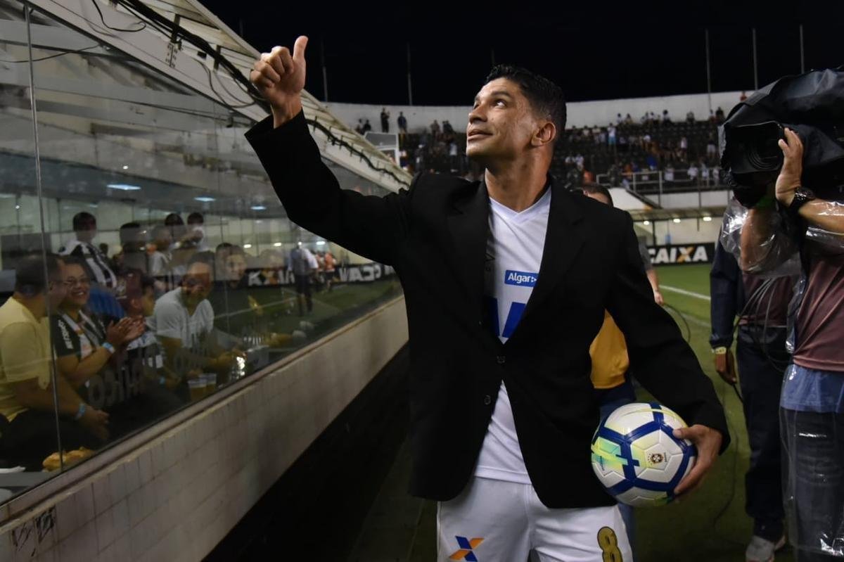 Na Vila Belmiro, Atltico  derrotado pelo Santos por 3 a 2, pela 37 rodada do Campeonato Brasileiro 