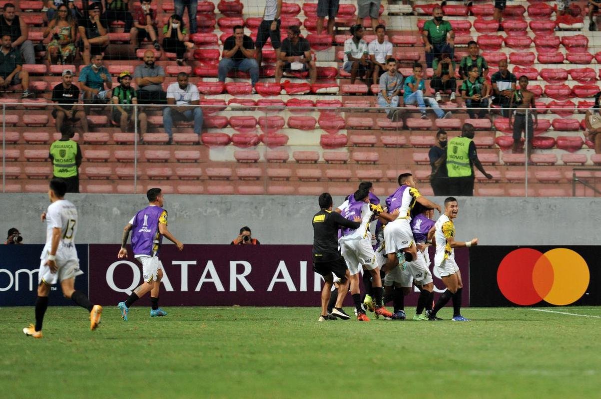 Aos 46min da etapa complementar, Josue Colmn fez linda jogada individual e contou com desvio da defesa para dar um 'banho de gua fria' nos mandantes: Guaran 1 a 0.