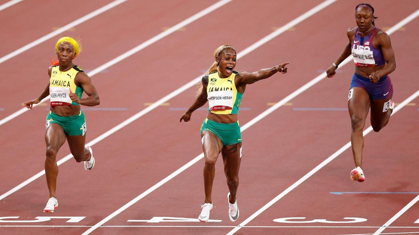 Fotos espetaculares da vitria da jamaicana Elaine Thompson-Herah nos 100m rasos dos Jogos Olmpicos de Tquio com o tempo de 10s61. A velocista quebrou o recorde olmpico e comandou o pdio jamaicano ao lado de Ann Fraser-Pryce, prata, e Shericka Jackson, bronze.