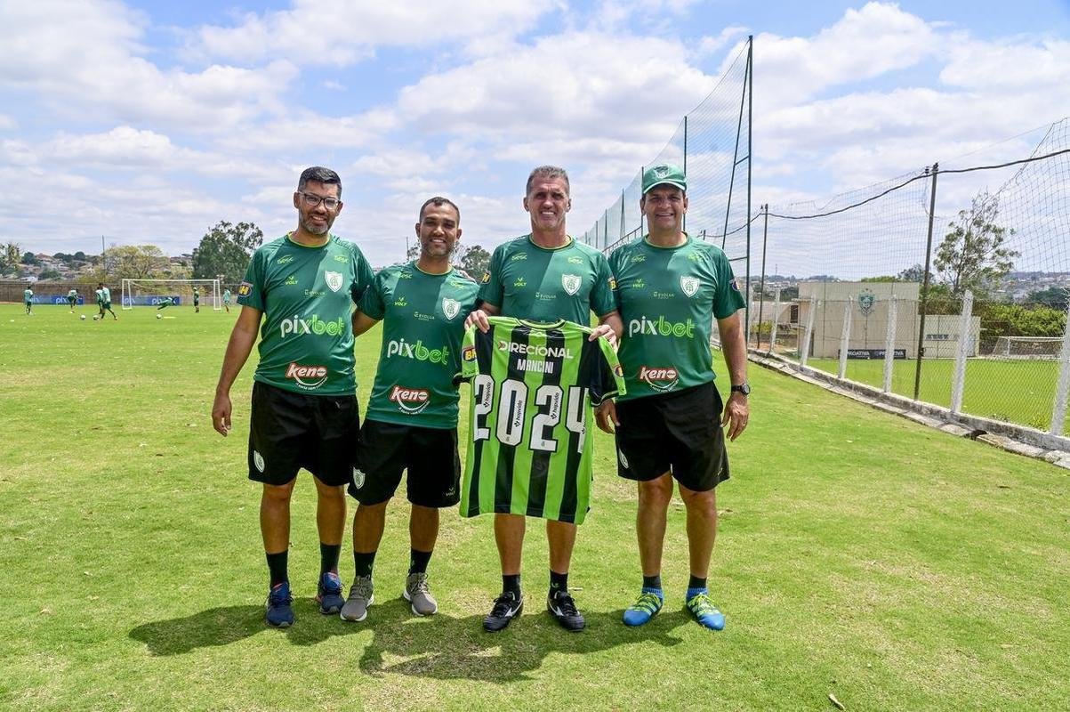 Fotos da renovao do Amrica com o tcnico Vagner Mancini nesta segunda-feira (26/9)