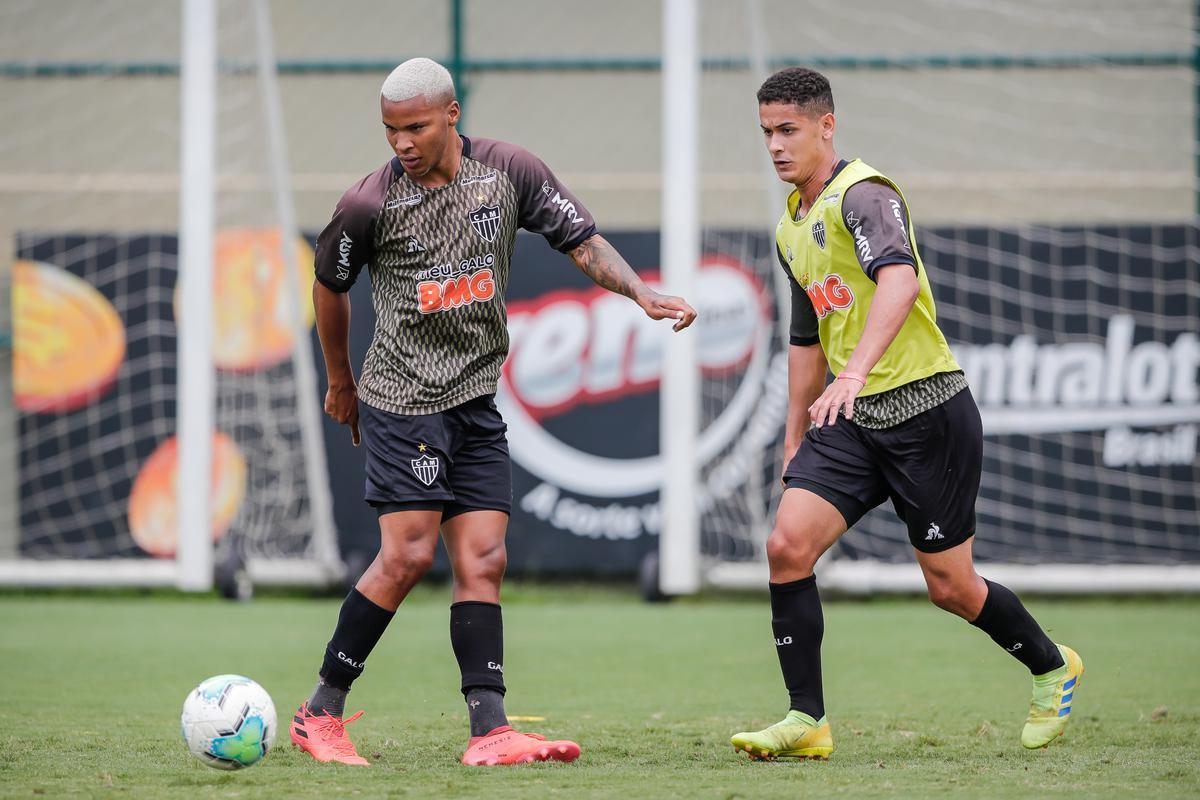 Depois do empate por 2 a 2 com o Cear, no Castelo, pela 22 rodada do Brasileiro, Atltico voltou aos treinos nesta segunda-feira na Cidade do Galo. Atividade teve vrias caras novas, diante do elevado nmero de atletas infectados pela COVID-19
