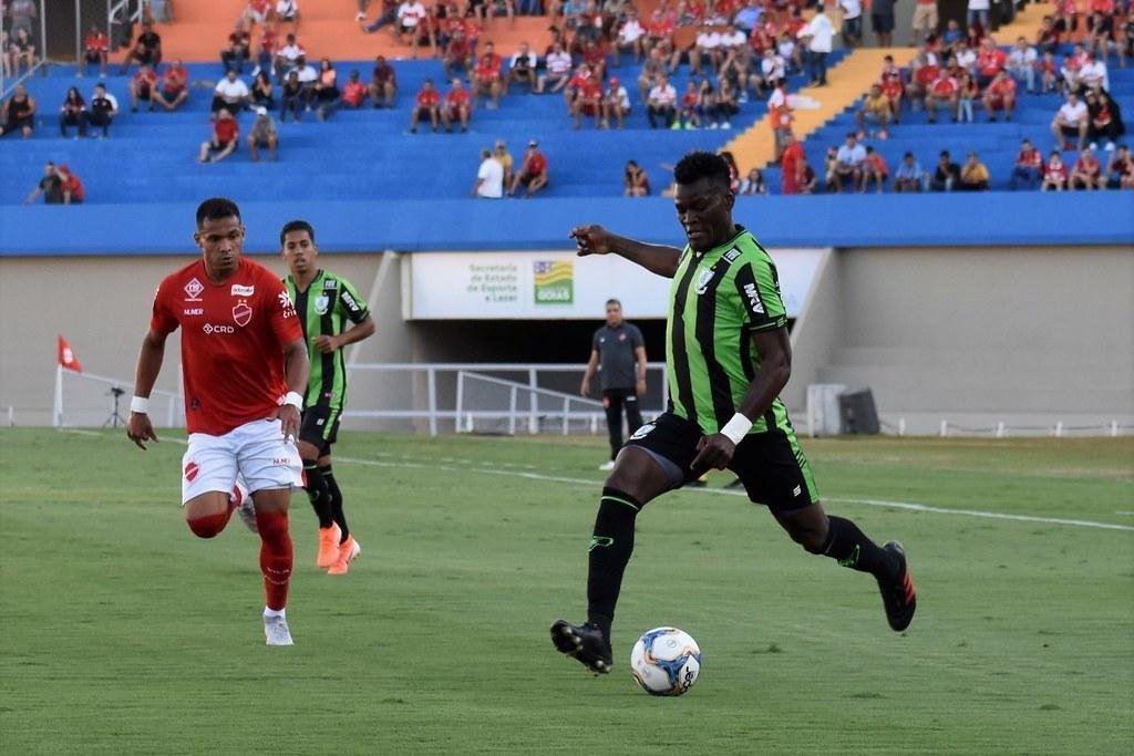 Fotos do empate entre Vila Nova e Amrica