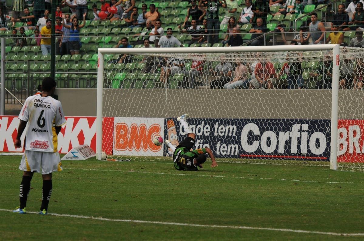 Na sua primeira partida com a camisa do Amrica, Agenor balanou as redes; o Coelho bateu o Cricima por 3 a 0, no Independncia
