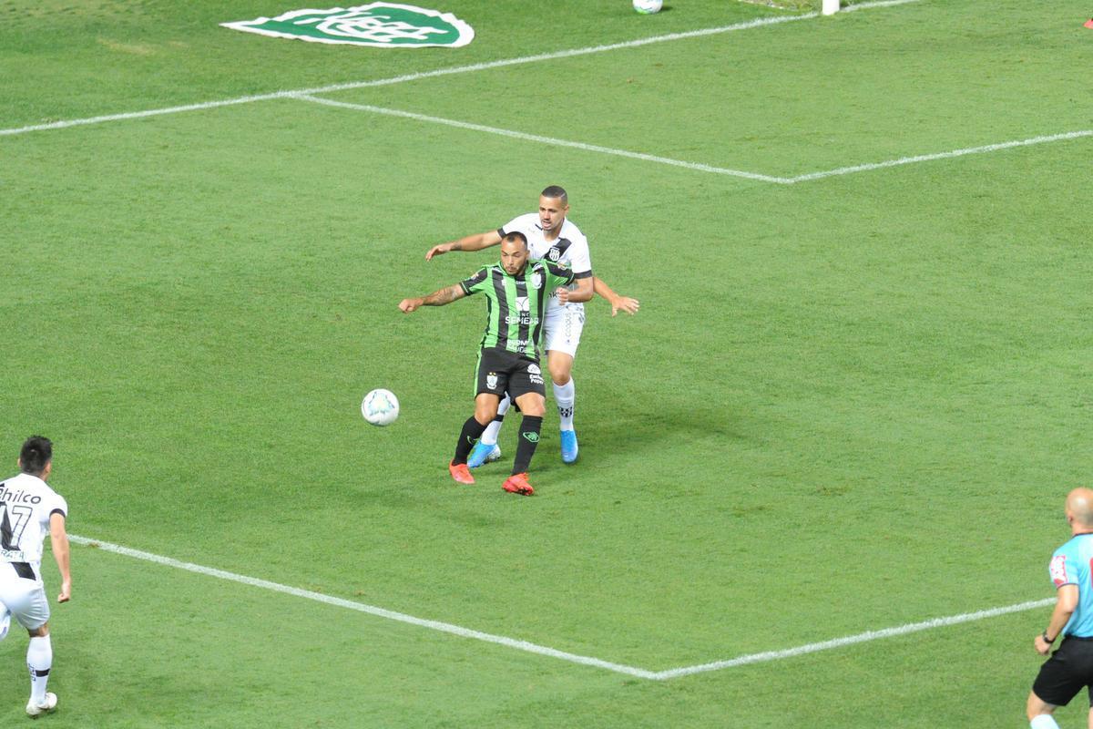 Fotos do duelo entre Amrica e Ponte Preta, no Independncia, em Belo Horizonte, em jogo de volta da quarta fase da Copa do Brasil