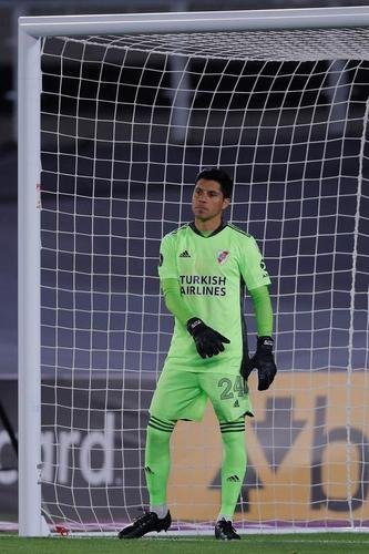 Com 25 casos simultneos de COVID-19, River Plate enfrentou Independiente Santa Fe-COL com apenas 11 jogadores disponveis e com o volante Enzo Prez improvisado como goleiro.