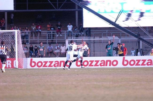 2010 - 9 vitrias, 1 empate e 9 derrotas - 49,12%