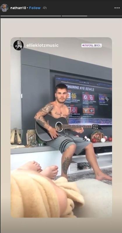 O meia Nathan arranha o violo em Itapema, em Santa Catarina