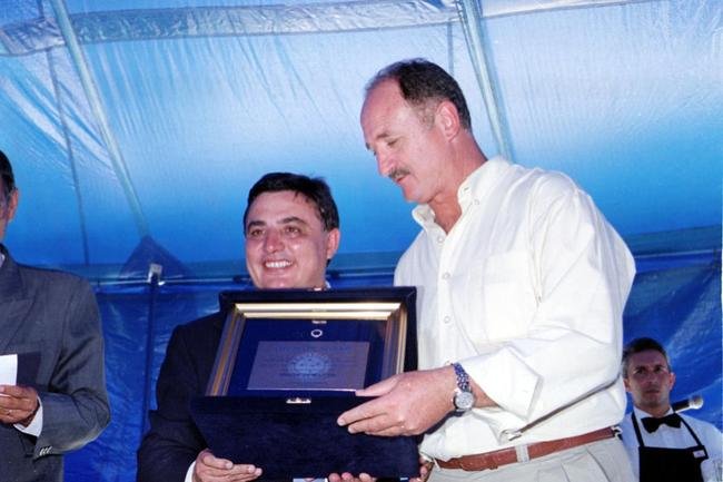 Inaugurao da Toca da Raposa II em 9 de maro de 2002. Na ocasio, presidente do Cruzeiro, Zez Perrella, recebeu figuras ilustres, como o tcnico da Seleo Brasileira, Luiz Felipe Scolari, e outras autoridades pblicas municipais, estaduais e federais