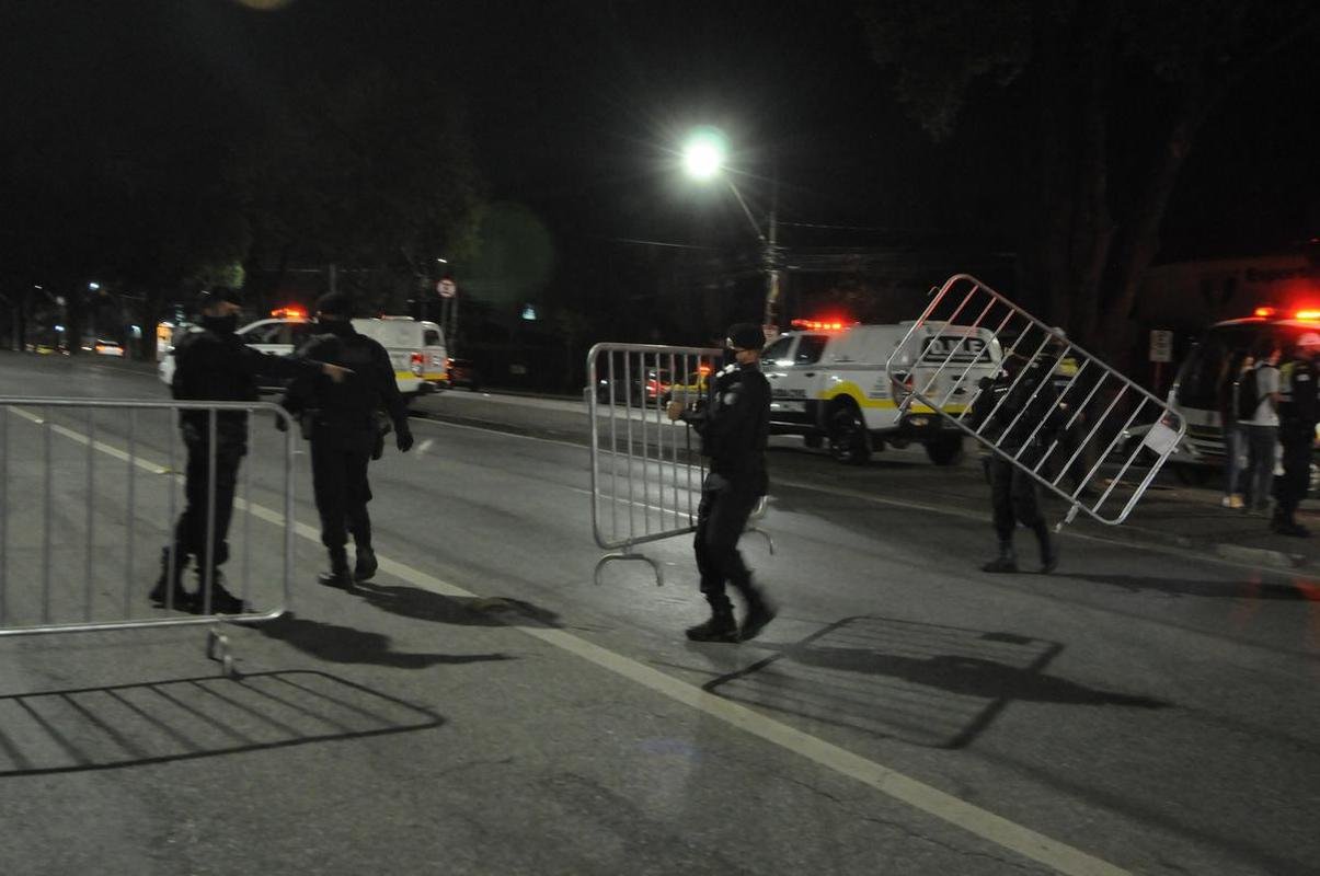 Torcida do Cruzeiro voltou ao Mineiro aps meses de ausncia devido  pandemia. Houve grandes filas devido  desorganizao do clube, que demorou a enviar funcionrios aos portes para fazer a conferncia dos exames de COVID-19. Na Alameda das Palmeiras, muitos cruzeirenses se aglomeraram e no usaram mscara prximo ao Bar do Peixe.