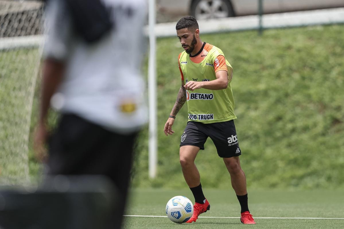 Aps a vitria por 2 a 1 sobre o Cuiab, neste domingo (24), pelo Campeonato Brasileiro, o elenco do Atltico se reapresentou e treinou na tarde desta segunda-feira (25), na Cidade do Galo, em Vespasiano. As atividades visaram o duelo de volta da semifinal da Copa do Brasil, contra o Fortaleza, que ocorrer na quarta-feira (27). Por ter vencido o jogo de ida por 4 a 0, no Mineiro, o Galo tem vaga encaminhada na deciso do principal torneio mata-mata do pas.