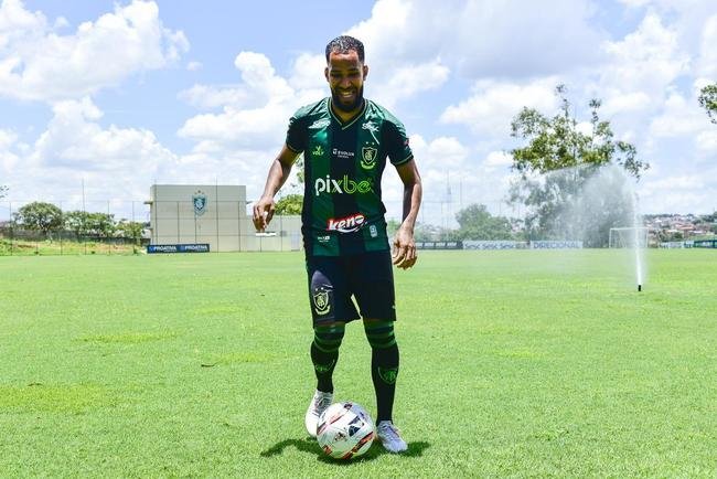 Atacante Everaldo foi apresentado nesta quinta-feira (19) como novo refor�o do Am�rica para a temporada de 2022