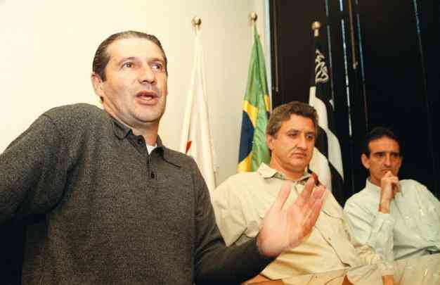 06/07/2000 - O tcnico de futebol do Atltico, Marcio Arajo, durante entrevista, quando anunciou seu pedido de demisso do cargo, alegando motivos particulares. Ao seu lado, o diretor de futebol Eduardo Maluf.