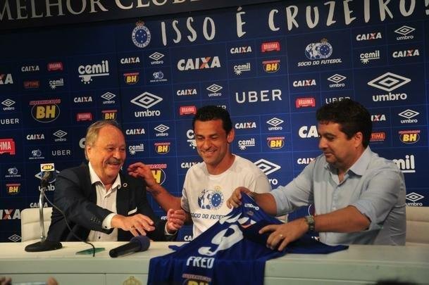 Fred foi apresentado no Cruzeiro pelo presidente Wagner Pires de S e pelo vice Itair Machado