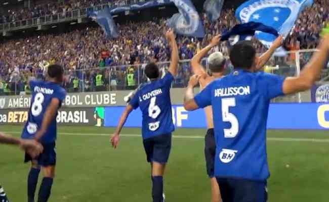Jogadores do Cruzeiro comemoraram a classificao s oitavas de final junto aos torcedores no Indepndencia