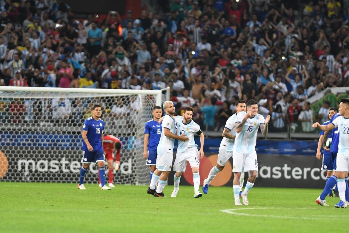 Fotos do empate por 1 a 1 entre Argentina e Paraguai, no Mineiro, pela Copa Amrica