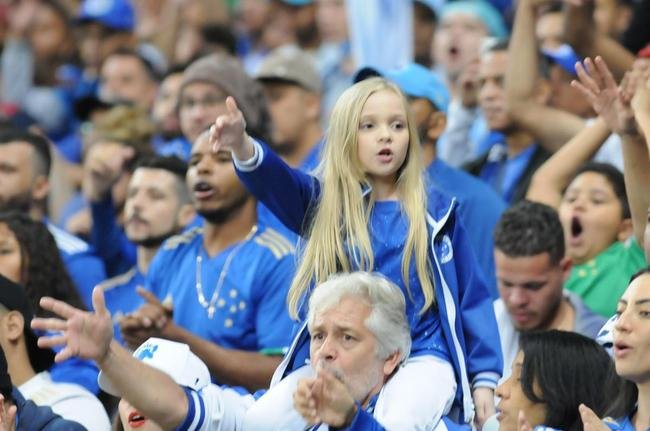 Alcia Reis, de 8 anos, em festa na torcida do Cruzeiro durante a vitria por 2 a 1 sobre o Sport, no Mineiro, pela Srie B de 2022