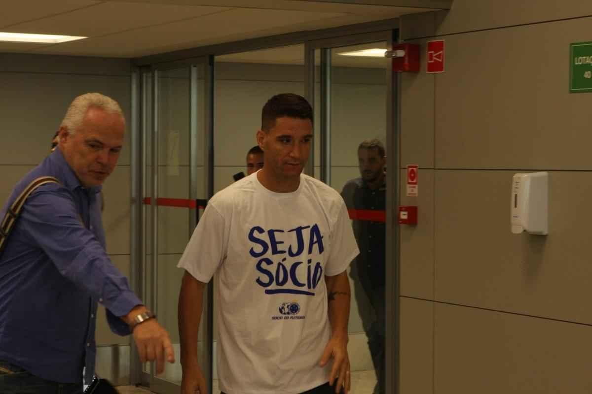 Thiago Neves desembarcou na manh desta segunda-feira no Aeroporto de Confins