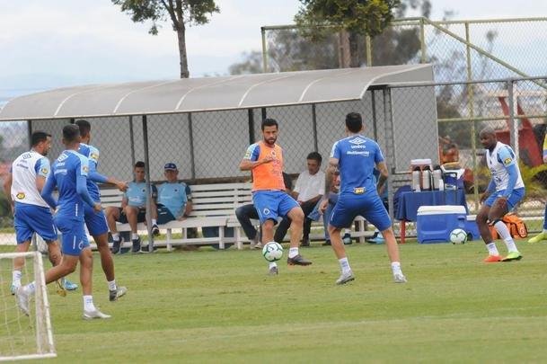 Adilson Batista em ao em seu primeiro treino  frente do Cruzeiro