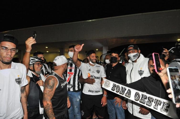 Jogadores e comissão técnica do Atlético foram recepcionados por dezenas de torcedores no Aeroporto Internacional de BH, em Confins, após o título da Supercopa sobre o Flamengo, em Cuiabá. Hulk foi um dos jogadores mais assediados pelos atleticanos.