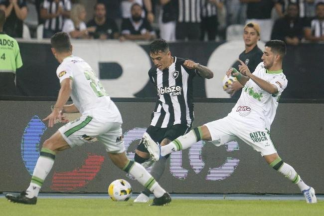 Fotos da partida entre Botafogo e Amrica, pelo duelo de volta das oitavas de final da Copa do Brasil. Jogo foi realizado nesta quinta-feira (14), no estdio Nilton Santos, na cidade do Rio de Janeiro.