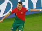 Coincidncia? CR7 comemora gol na Copa em frente  faixa para Messi