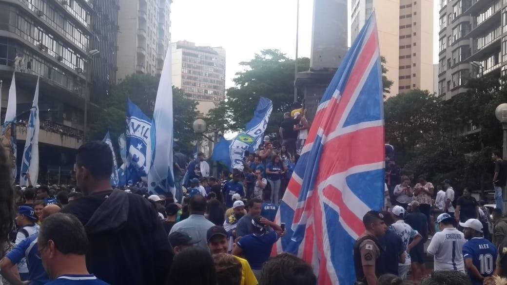 Praa Sete colorida de azul e branco! Multido cruzeirense vai s ruas celebrar a conquista do hexa da Copa do Brasil