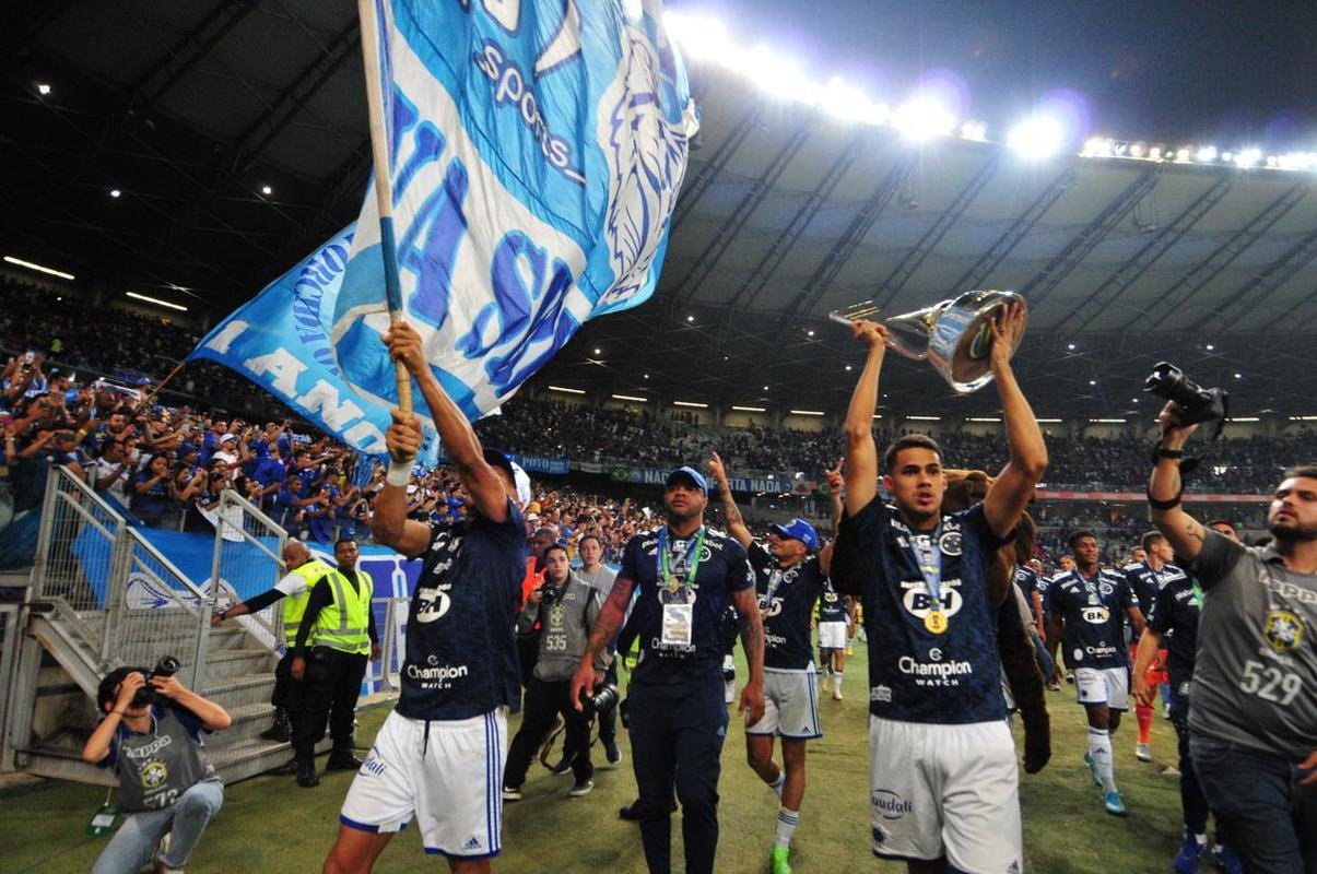 Cruzeiro levanta a taa da Srie B e faz festa no Mineiro